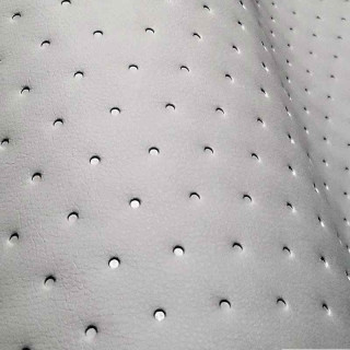 KK381 Exkluzívní koženka zbytek 45x140cm koženka puntíky co 2,2cm šedá světlá na vatelínu