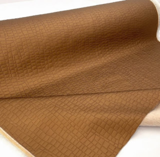 KK480 Exkluzívní koženka zbytek 45x140cm koženka tm. zlatá krokodýl na vatelínu
